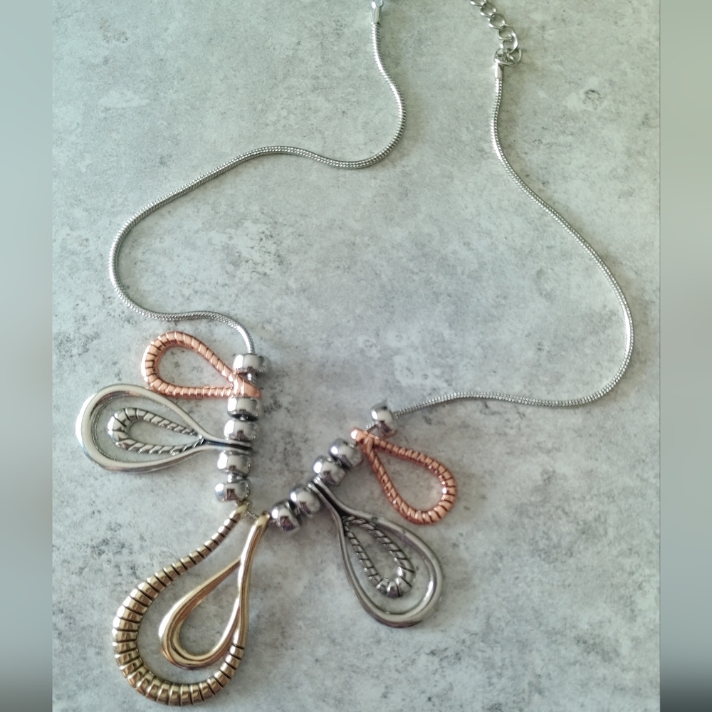 Elegant Three-Tone Teardrop Necklace - Picture 7 of 8